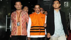 Mantan Mensos Idrus Marham mengenakan rompi tahanan usai menjalani pemeriksaan di Gedung KPK, Jakarta, Jumat (31/8). Idrus Marham resmi ditahan untuk mempermudah penyidikan terkait kasus suap Rp 4,8 miliar proyek PLTU Riau-1. (merdeka.com/Dwi Narwoko)