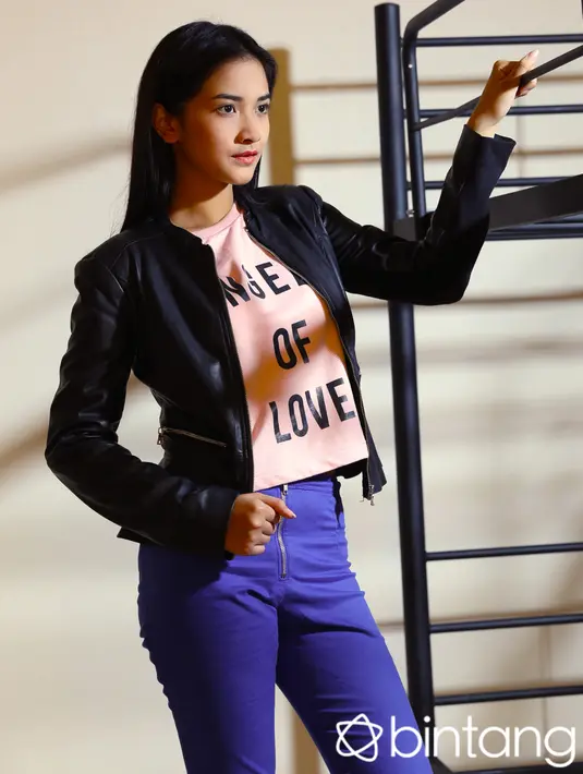 Ditemui di lokasi syuting kawasan Bambu Apus, Jakarta Timur, pada  Selasa (25/8/2015), Nadya mengaku penasaran untuk bermain di film bergenre ‘action’.  (Galih W. Satria/Bintang.com)