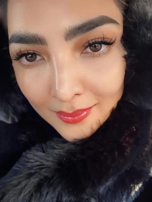 Wajah Ashanty terlihat super glowing dengan alis tebal dan bulu mata lentik. Sama sekali tak terlihat kerutan apalagi pori-pori di wajahnya [@ashanty_ash]