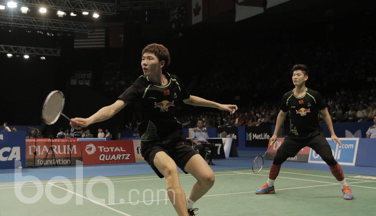 Pasangan China, Li Junhui dan Liu Yuchen, mengalahkan pasangan Indonesia-Malaysia Hendra Setiawan / Boon Heong Tan pada laga Indonesia Open 2017 di JCC, Kamis, (15/6/2017). Pasangan China menang dengan skor 21-15, 21-15. (Bola.com/M Iqbal Ichsan)