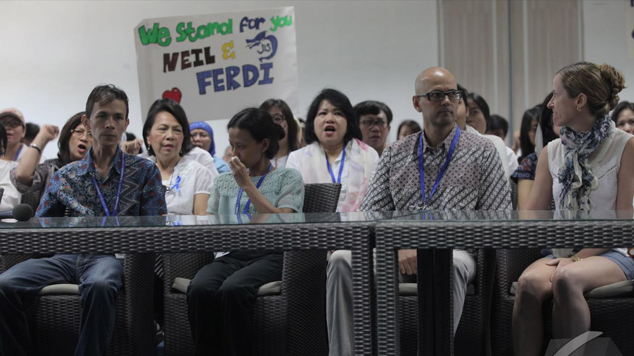 Karyawan JIS Gelar Aksi Simpatik Dukung Tersangka Pencabulan