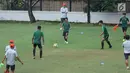 Pemain Timnas Indonesia U-19, Todd Rivaldo Ferre (tengah) saat latihan di Lapangan A Kompleks GBK Jakarta, Selasa (23/10). Latihan ini persiapan melawan UEA di penyisihan Grup A Piala AFC U-19 2018. (Liputan6.com/Helmi Fithriansyah)