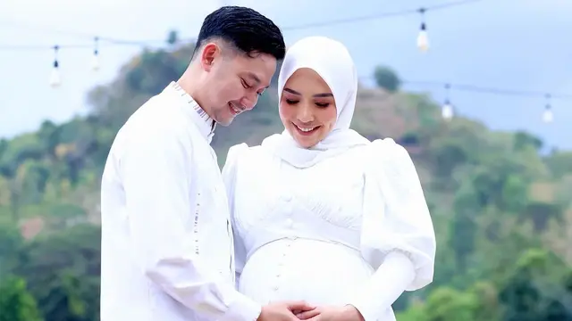 Potret Tasyakuran 7 Bulanan Istri Angga Wijaya