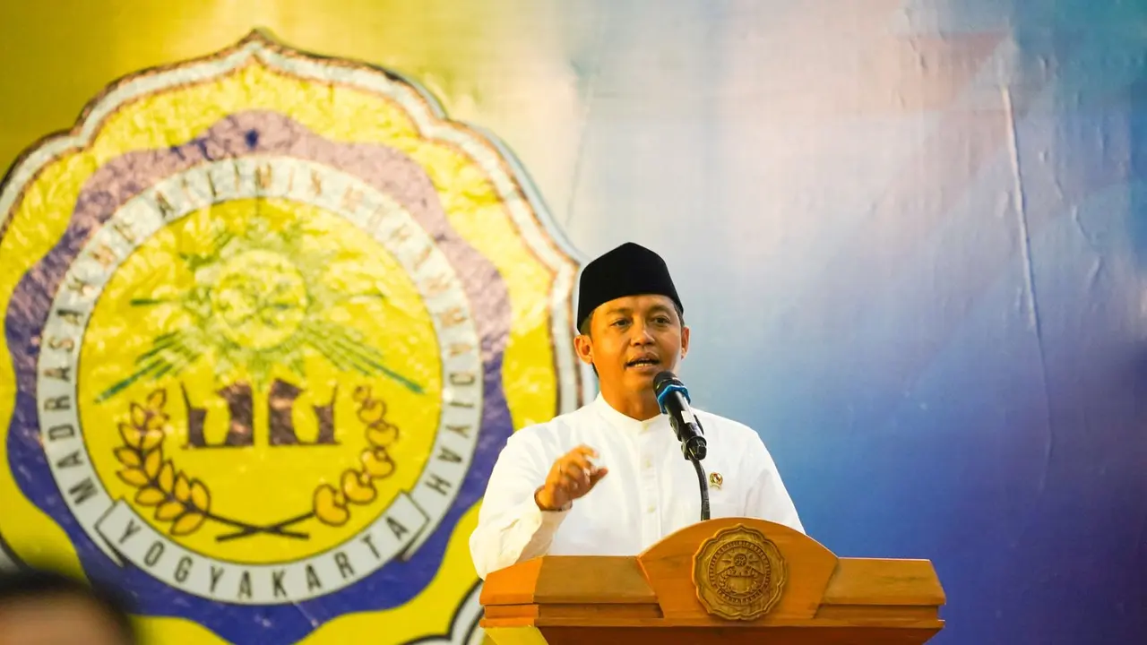 Menteri Kehutanan atau Menhut Raja Juli Antoni.