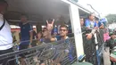 Pemain Persib Bandung, Rezaldi Hehanussa bersama sejumlah rekannya diarak menggunakan bandros saat merayakan gelar juara BRI Liga 1 2023/2024 di kediamannya yang terletak di Tanjungsari, Sumedang, Minggu (02/06/2024). (Bola.com/M Iqbal Ichsan)