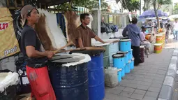 Penjual bedug menjajakan berbagai macam model bedug di Jalan KH Mas Mansyur, Tanah Abang, Jakarta, Kamis (31/5). Memasuki pertengahan bulan Ramadan, penjualan bedug mengalami peningkatan. (Liputan6.com/Arya Manggala)