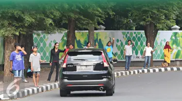  Joki 3 in 1 menawarkan jasa tumpangan kepada kendaraan roda empat di Senayan, Jakarta, Selasa (29/3). Gubernur DKI Jakarta Ahok berencana menghapus kebijakan 3 in 1 di jalan-jalan protokol. (Liputan6.com/Immanuel Antonius)