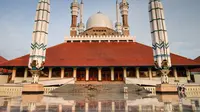 Masjid Agung Jawa Tengah memiliki menara setinggi 99 meter yang akan membuat Sahabat Fimela terpukau. (Foto: Dokumen/Archipelago)
