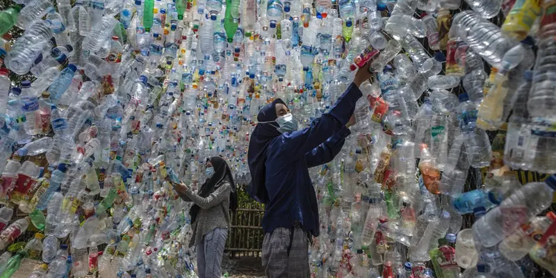 FOTO: Instalasi Sampah Plastik Buatan Aktivis Lingkungan di Gresik