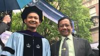 Mahfud MD dan putranya, Royhan Akbar.&nbsp; foto: Twitter @mohmahfudmd