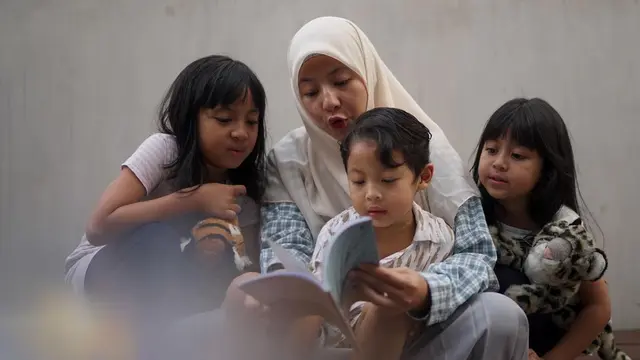 Natasha Rizki bacakan buku untuk anak (Instagram/natasharizkynew)