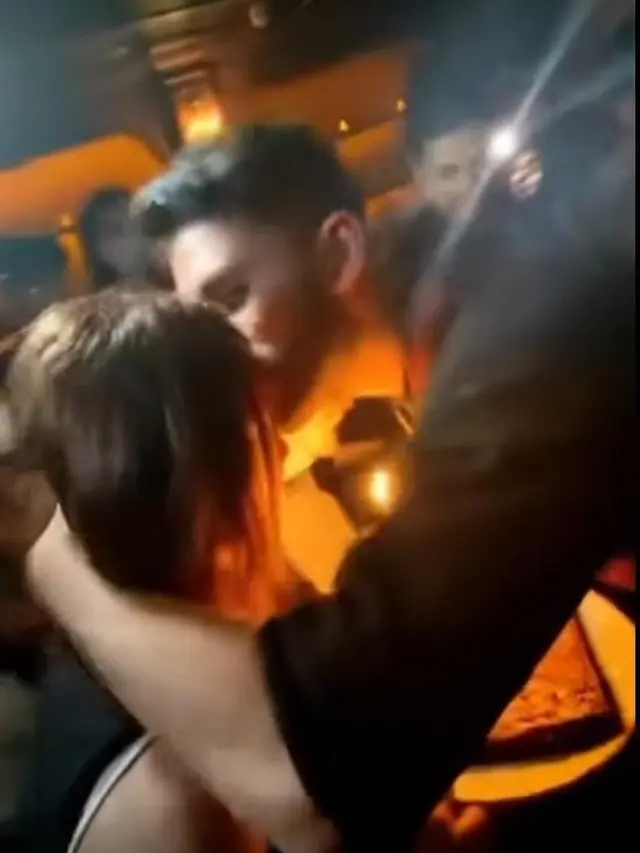 Wulan Guritno Dapat Ciuman Manis dari Sabda Ahessa