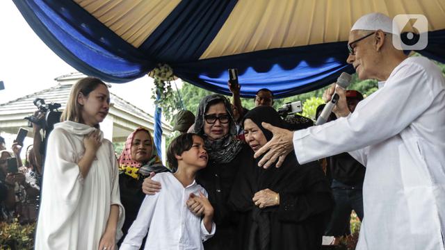 Suasana Haru Keluarga dan Kerabat di Pemakaman Ashraf Sinclair