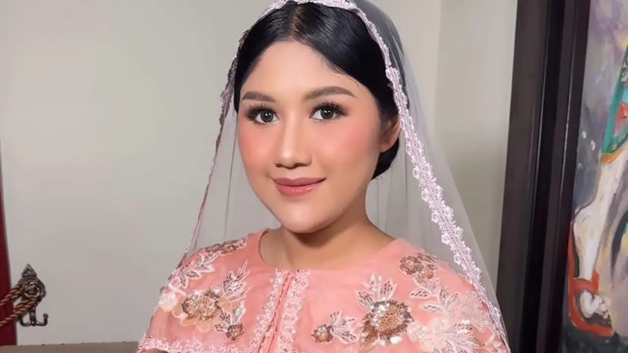 Pesona Erina Gudono dalam Dress Brokat Pink saat Gelar Pesta Akikah Mewah Bebingah, Tampil Kompak dengan Kaesang Pangarep