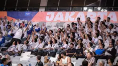 Antusiasme sejumlah pelajar saat berfoto bersama dengan seorang penonton dari Iran sebelum laga Grup G Piala Dunia FIBA 2023 antara Pantai Gading melawan Iran di Indonesia Arena, Senayan, Jakarta, Senin (28/08/2023). (Bola.com/Bagaskara Lazuardi)