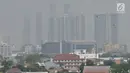 Pemandangan gedung-gedung pencakar langit dan permukiman warga saat tertutup polusi udara di Jakarta, Minggu (8/9/2019). Pada Minggu pagi kualitas udara DKI Jakarta berada pada level US Air Quality Index (AQI US) sebesar 130 atau berkategori tidak sehat bagi masyarakat sensitif. (merdeka.com/Iqbal S