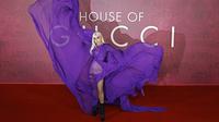 Lady Gaga berpose di karpet merah pemutaran perdana film "House of Gucci" di Inggris, di London pada 9 November 2021. (TOLGA AKMEN / AFP)