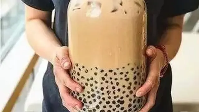 6 Aksi Gokil Orang Minum Porsi Jumbo, Perut Siap Kembung