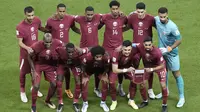 Timnas Qatar berfoto sebelum dimulainya laga matchday pertama Grup A Piala Dunia 2022 menghadapi Timnas Ekuador di Al-Bayt Stadium, Qatar, Minggu (20/11/2022) malam WIB. (AP/Hassan Ammar)
