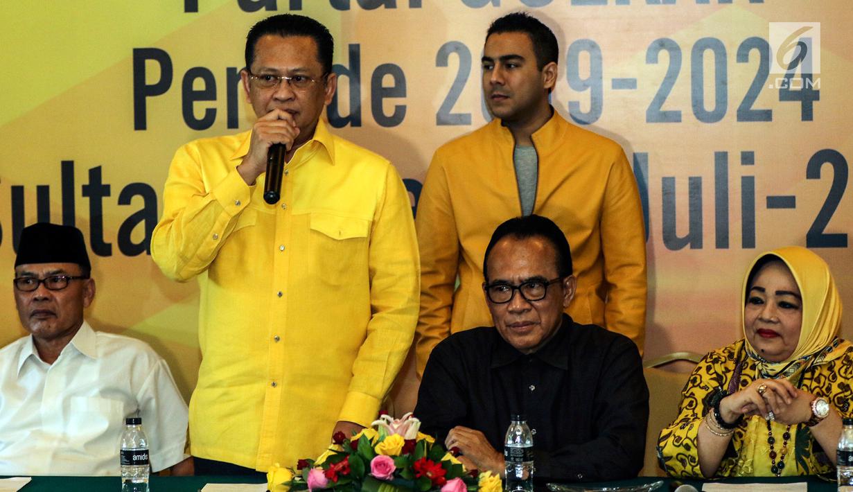 Sejumlah politisi Partai Golkar, yakni Ali Yahya (kiri), Bambang Soesatyo (kedua kiri) dan Ulla Nuchrawatty (kanan) saat mendeklarasikan  diri maju sebagai calon ketua umum Partai Golkar periode 2019-2024 saat konferensi pers di Jakarta, Kamis (18/7/2019). (Liputan6.com/Herman Zakharia)
