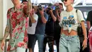 Perpaduan style Justin dengan Hawaiian shirt dan gaya Hailey dengan t-shirt dan blue jeans juga bisa jadi referensi gaya modis buat kencan yang leluasa! (Instagram/haileyjbaldwin).