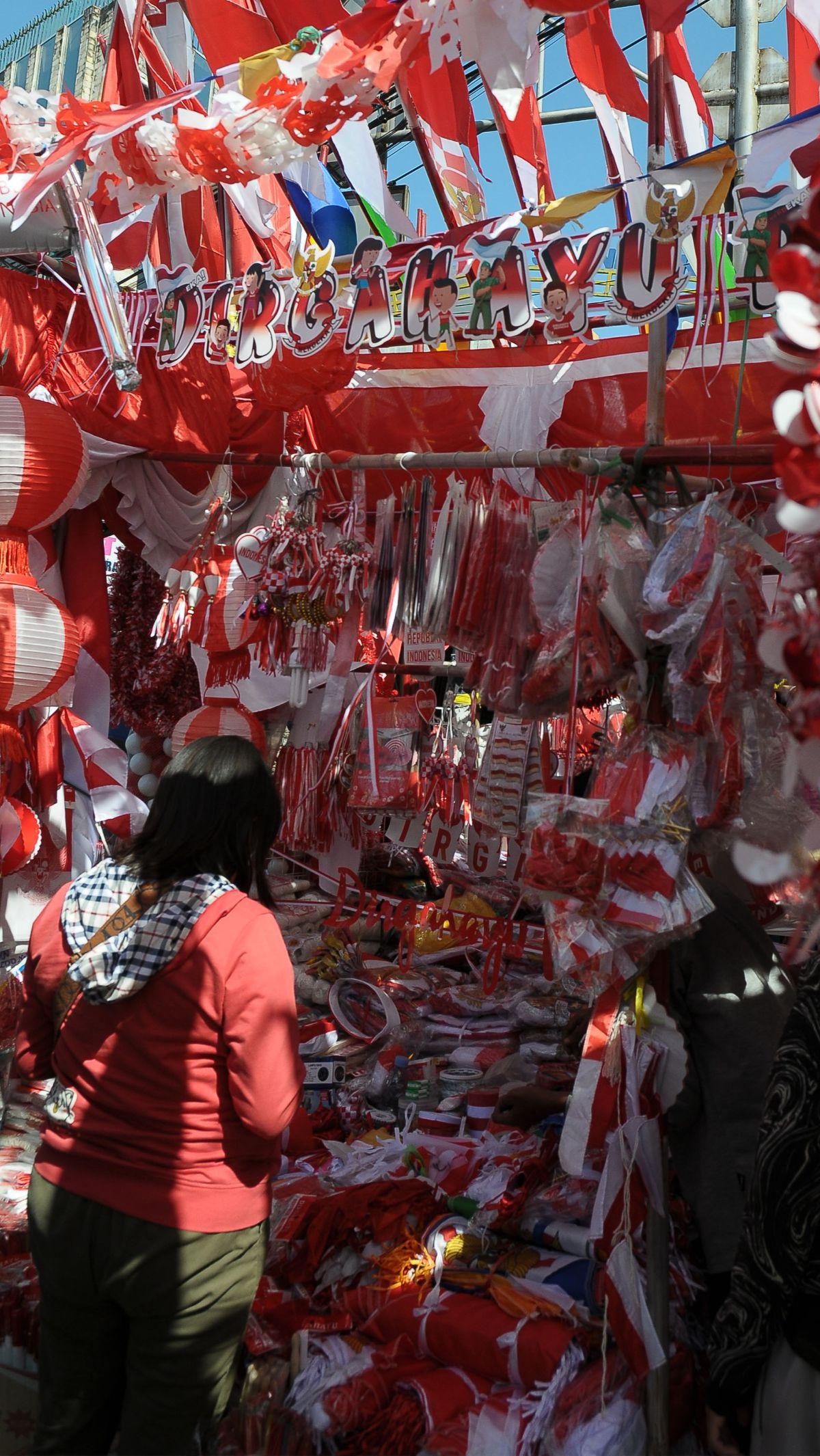 Aksesoris yang dijual di pasar ini bisa dibeli dengan satuan ataupun grosir dengan harga yang disesuaikan, sekitar Rp15 ribu untuk satuan Rp12 ribu untuk harga grosir.