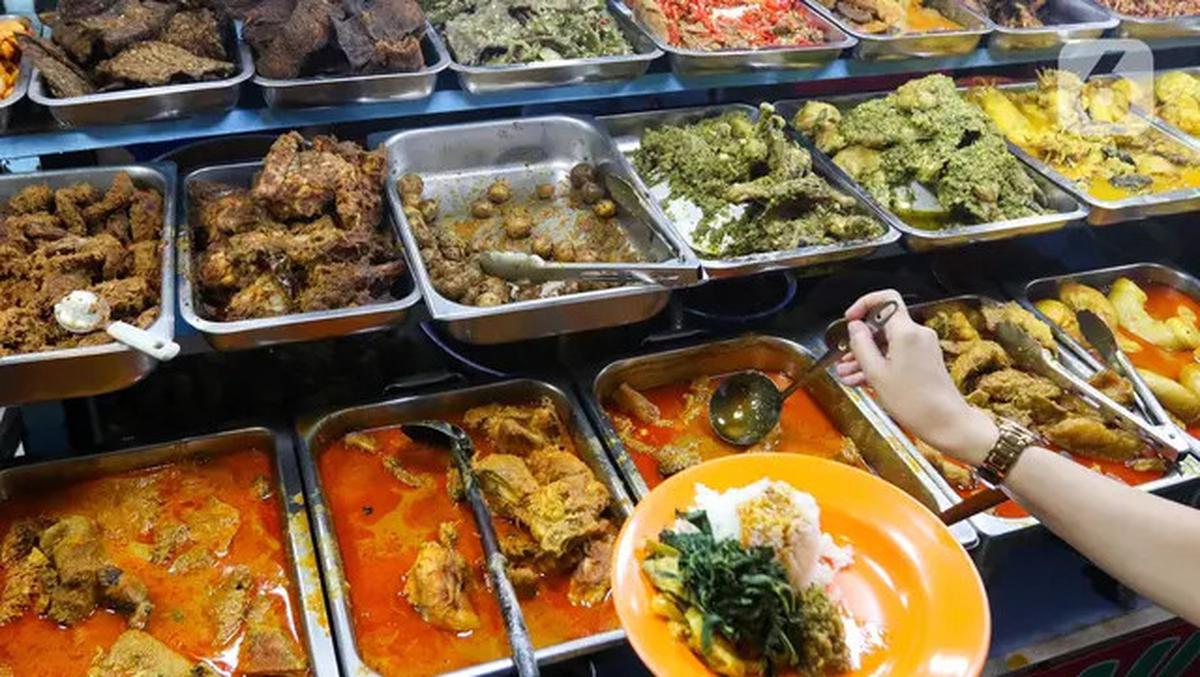 Berburu Menu Khas Sumatera Barat di Sentra Kuliner Nasi Kapau Kramat Raya
