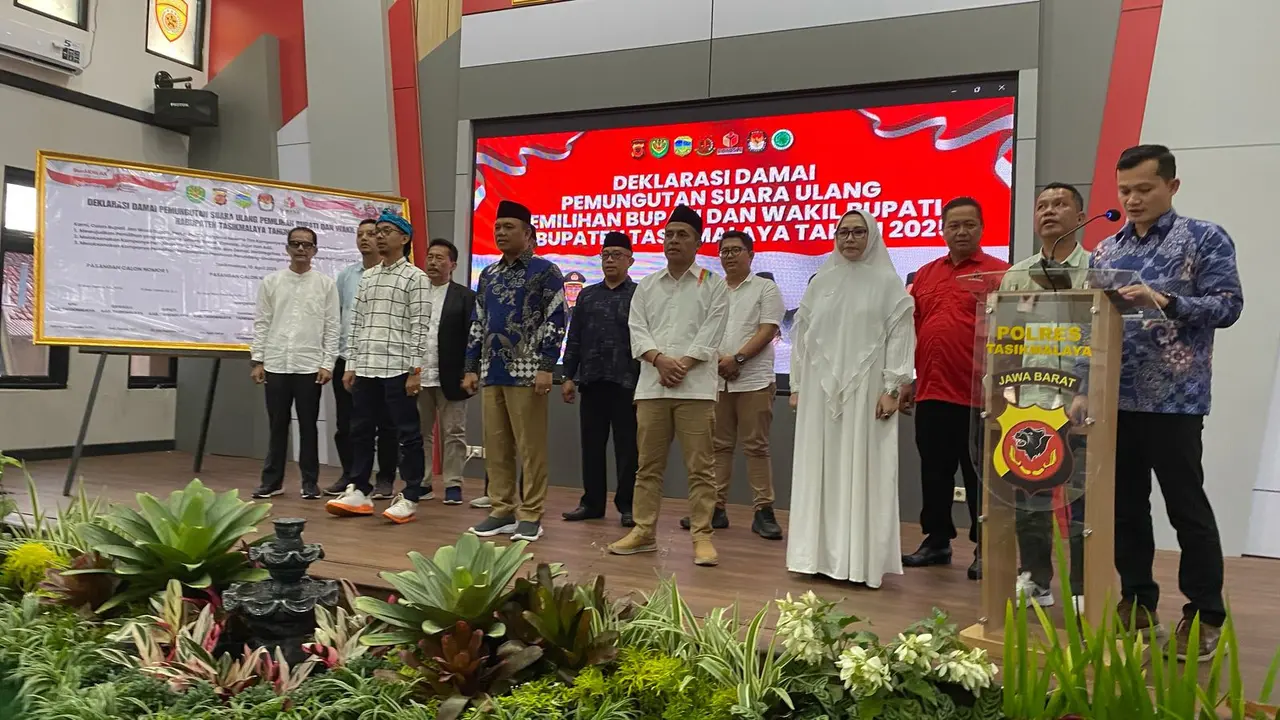 Tiga pasangan calon (Paslon) Pemungutan Suara Ulang (PSU) Pilkada Tasikmalaya 2025, berkomitmen melaksanakan kampanye dan PSU aman, damai dan kondusif hingga pemilihan usai. (Liputan6.com/Jayadi Supriadin)