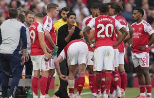Mikel Arteta memberikan instruksi pada skuad Arsenal di laga lawan Manchester City di pekan kelima Liga Inggris 2025/26 di Emirates Stadium, Minggu (21/09/2025). (AP Photo/Kin Cheung)