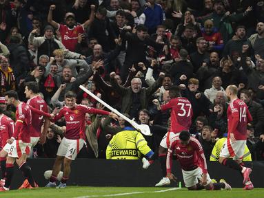 Para pemian Manchester United merayakan gol kemenangan yang dicetak oleh Harry Maguire ke gawang Lyon dalam laga lanjutan Liga Europa 2024/2025 di Old Trafford, Manchester, Inggris, Jumat (18/04/2025) dini hari WIB. (AP Photo/Jon Super)