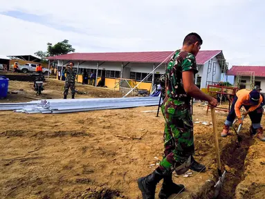 Prajurit TNI dan Relawan United Tractors membangun sekolah dasar pasca gempa dan tsunami Palu dan Donggala di Petobo dan Balaroa, Sulawesi Tengah, (16/11). Pasca gempa 4 sekolah telah dibangun sejak bulan Oktober. (Liputan6.com/HO/Eko)