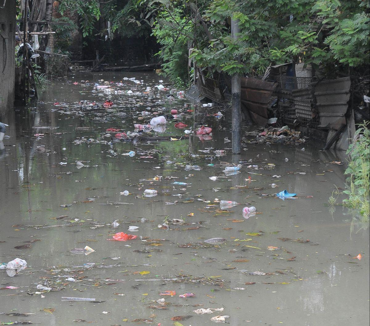 Sampah hanyut pada banjir yang menggenangi lingkungan RT 16/04, Kelurahan Rawa Terate, Kecamatan Cakung, Jakarta Timur, Rabu (31/1/2024).&nbsp;Foto: Merdeka.com/Imam Buhori