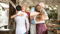 Ilustrasi memeluk orang tua. (Photo by RODNAE Productions: https://www.pexels.com/photo/an-elderly-couple-embracing-their-son-and-daughter-6148876/)