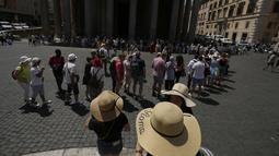 Turis mengantre untuk mengunjungi Pantheon Roma di Roma, Kamis (16/3/2023). Wisatawan di Roma yang mengunjungi Pantheon, situs budaya yang paling banyak dikunjungi di Italia, akan segera dikenai biaya masuk sebesar 5 euro ($ 5,28 atau sekitar Rp 81 ribu) di bawah kesepakatan yang ditandatangani pada hari Kamis oleh para pejabat budaya dan gereja Italia. (AP Photo/Alessandra Tarantino)