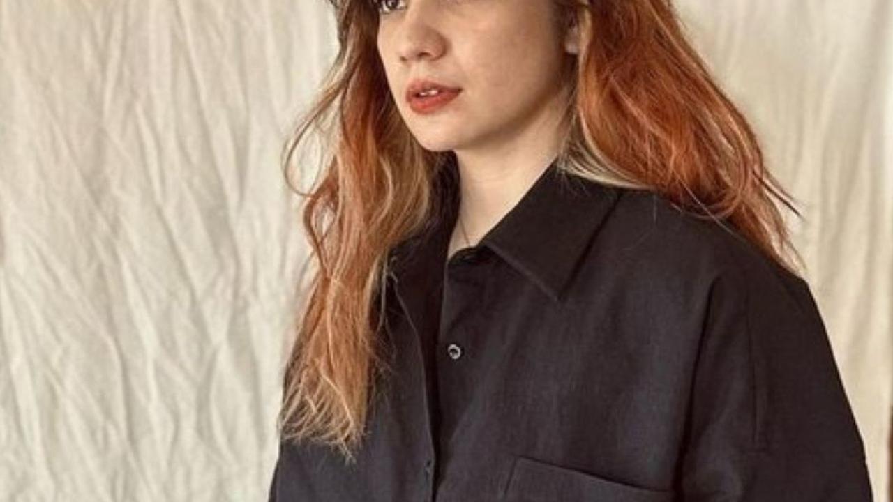Putri sering banget pake hoodie dan rambut panjangnya ditutupi