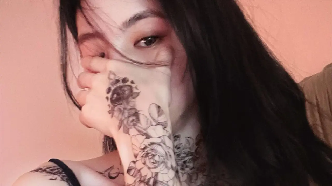 Gemar Memakai Temporary Tatto, Gaya Fearless Han So Hee Buat Penggemar Pangling