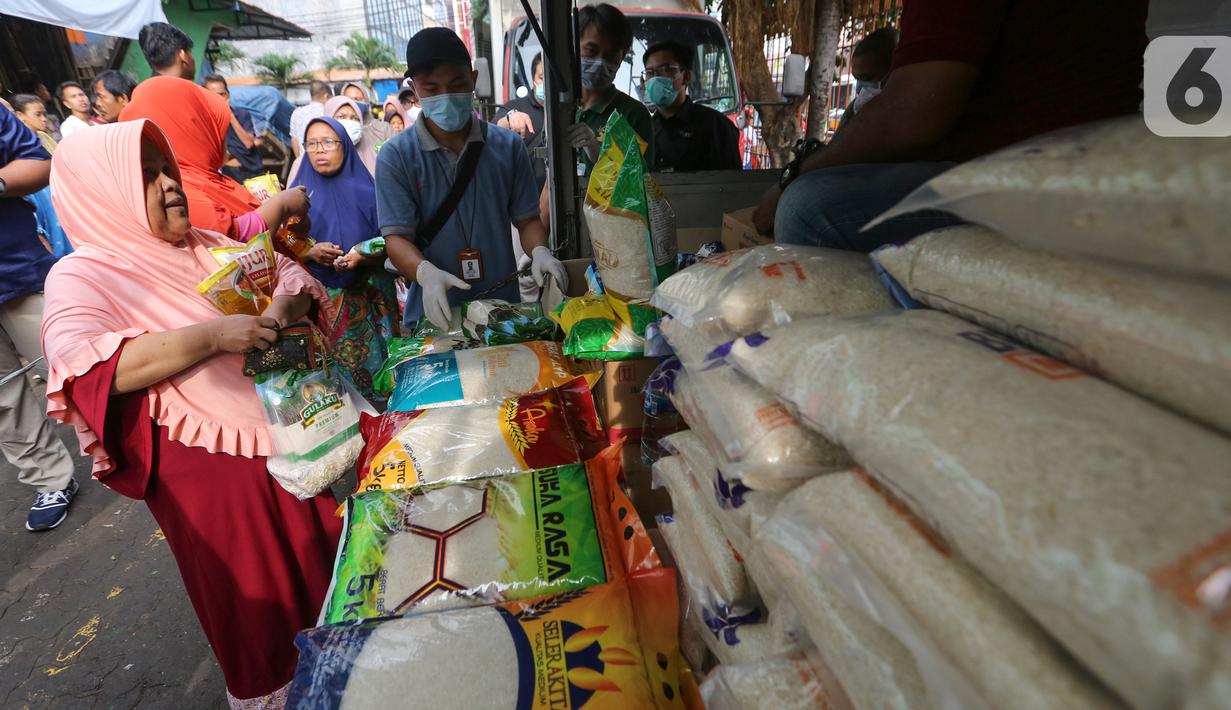 Warga membeli beras dan minyak goreng saat Operasi Pasar di Pasar Palmerah, Jakarta, Jumat (20/3/2020). Perum Bulog menjual gula pasir, beras dan minyak goreng dengan harga murah dan terjangkau yang tersebar di 35 titik pasar. (Liputan6.com/Fery Pradolo)