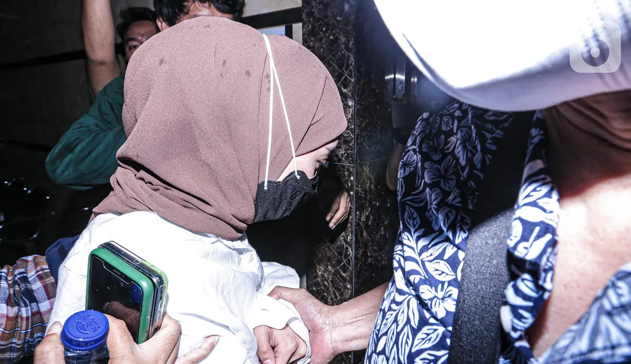 <p>Lesti Kejora dengan penjagaan ketat mendatangi Mapolres Jakarta Selatan, Kamis (13/10/2022). Kedatangan Lesti Kejora cukup mengejutkan karena hanya berselang sesaat pascapenetapan penahanan suaminya, Rizky Billar. (Liputan6.com/Faizal Fanani)</p>