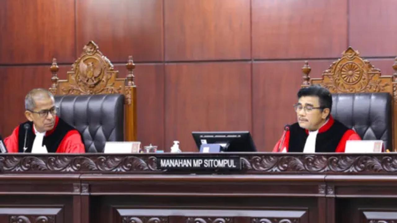 Apabila MK mengabulkan gugatan tersebut, tambah Airlangga, maka harus diberi catatan bahwa keputusan tersebut berlaku setelah pertarungan Pilpres 2024 selesai<br>