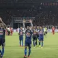 Para pemain Arema FC menyapa Aremania usai laga Liga 1 melawan Persija Jakarta di SUGBK, Jakarta, Sabtu (31/3/2018). Persija menangn 3-1 atas Arema FC. (Bola.com/Vitalis Yogi Trisna)