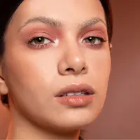 Kulit yang tampak dewy, sehat, dan bercahaya masih menjadi salah satu tampilan makeup yang paling digemari hingga saat ini. [Dok/Pexels.com/Itamar Osorio].