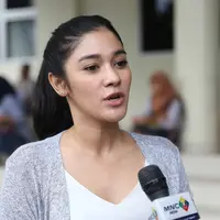 Beberapa selebriti terus memberikan dukungannya pada Julia Perez yang sedang menjalani perawatan akibat penyakit kanker. Sikab Jupe yang tak pernah putus asa itu menjadi banyak inspirasi selebriti. (Nurwahyunan/Bintang.com)