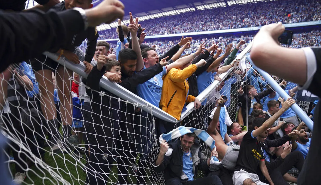 Akibat ulah para fans tersebut gawang di markas Manchester City itu akhirnya rusak. (AP/Dave Thompson)