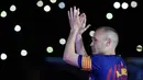 Andres Iniesta memberikan applause kepada suporter pada laga terakhirnya bersama Bracelona di pertandingan pekan ke-38 La Liga melawan Real Sociedad, Minggu (20/5). Iniesta resmi meninggalkan Barcelona setelah 22 tahun berkarier di sana. (AFP/LLUIS GENE)