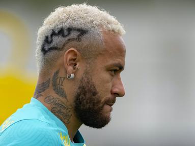 Penyerang Brasil, Neymar menghadiri sesi latihan tim nasional sepak bola di Sao Paulo, Brasil, Rabu (10/11/2021). Brasil akan menghadapi Kolombia dalam pertandingan kualifikasi Piala Dunia FIFA Qatar 2022 di Sao Paulo. (AP Photo/Andre Penner)