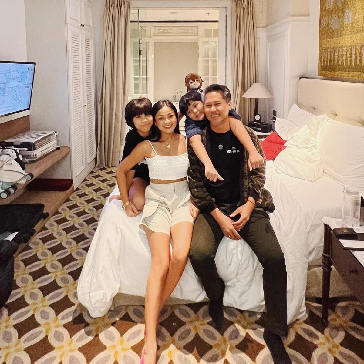 Ernest Cokelat Unggah Foto Lawas Bareng Nirina Zubir, Netizen Dibuat Salah Fokus dengan Lirikan Matanya