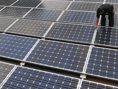 Seorang petugas memeriksa panel surya di kantor Kementrian ESDM, Jakarta, Rabu (2/3/2016). Dalam APBN 2016, Kementerian ESDM mengalokasikan dana sebesar Rp 1,4 triliun untuk pengembangan aneka energi terbarukan. (Liputan6.com/Gempur M Surya)
