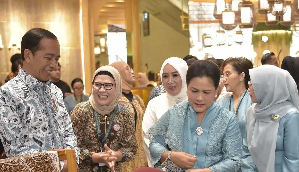 Hari ini, Ibu Iriana mendampingi Pak Jokowi membuka acara Gelaran Batik Nusantara. Keduanya tampil kompak mengenakan outfit bernuansa biru muda yang lembut. Ibu Iriana tampil mengenakan kebaya panjang berwarna biru muda dengan selendang brokat cantik yang disampirkannya di salah satu bahunya. [Foto: Instagram/frankamakarim]