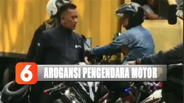 Dari rekaman kamera warga, pelaku tampak emosi ketika ada dua pengendara sepeda motor lain yang mengalangi lajunya.
