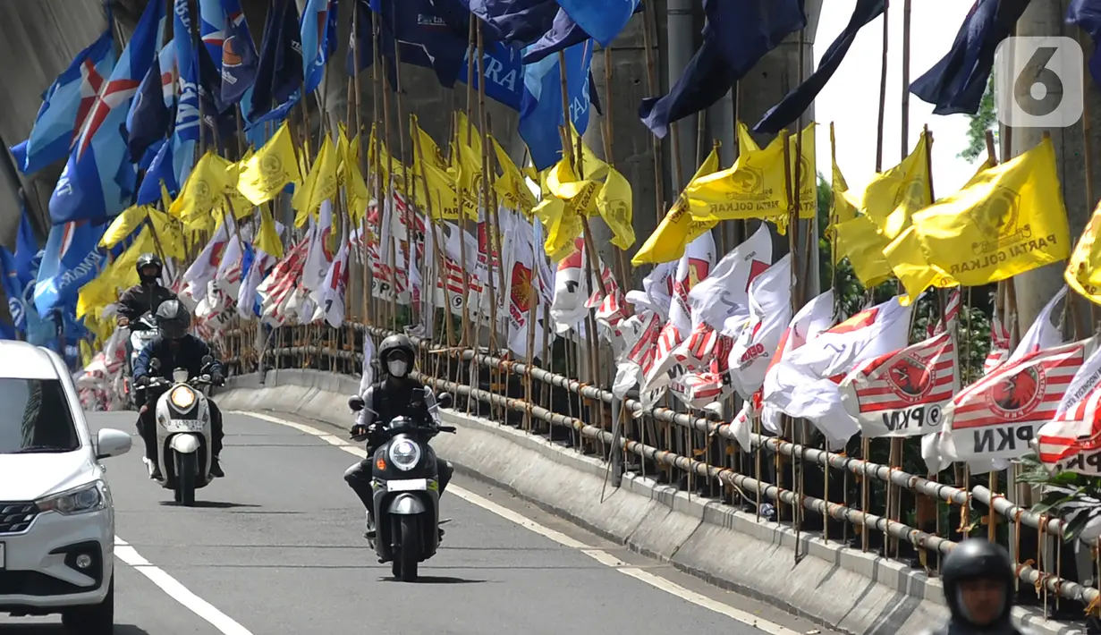 Seperti diberitakan Antara, Badan Pengawas Pemilu (Bawaslu) DKI Jakarta sebelumnya mengimbau partai politik untuk menertibkan sendiri APK di zona terlarang. (merdeka.com/Arie Basuki)
